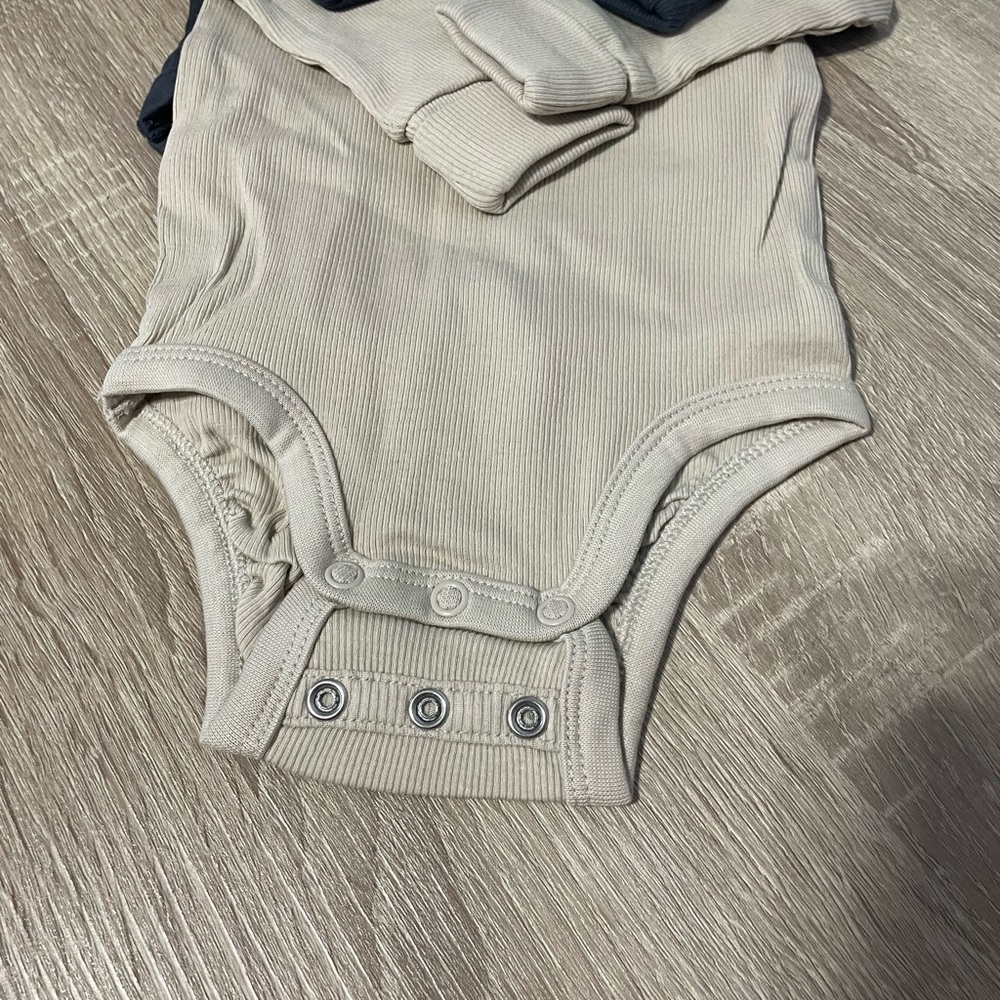H&M Ribbed Onesies - Picture 3 of 3